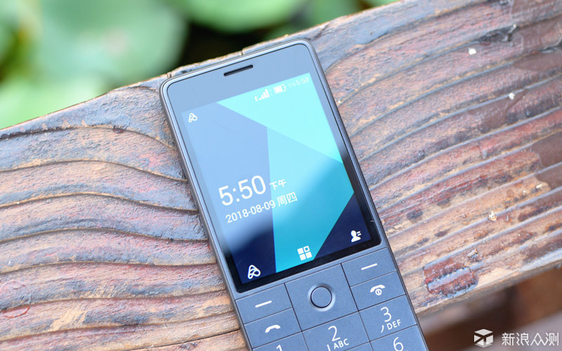 小米推199元"老人机":内置小爱同学