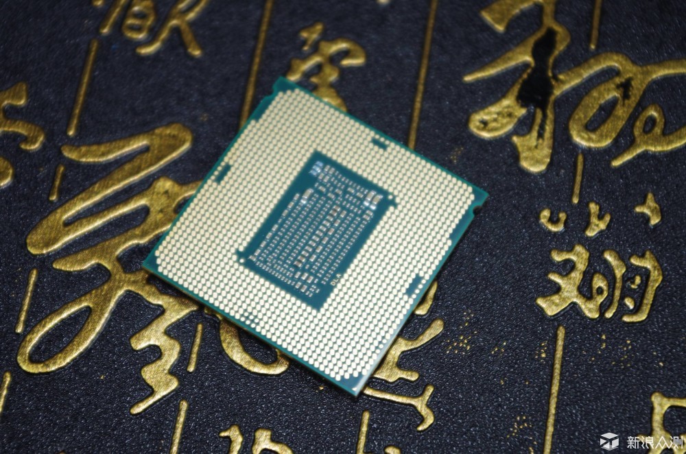 背面的電容比起i7 8700k多了,i7 9700k是錫釺焊了,感動,大家不用開