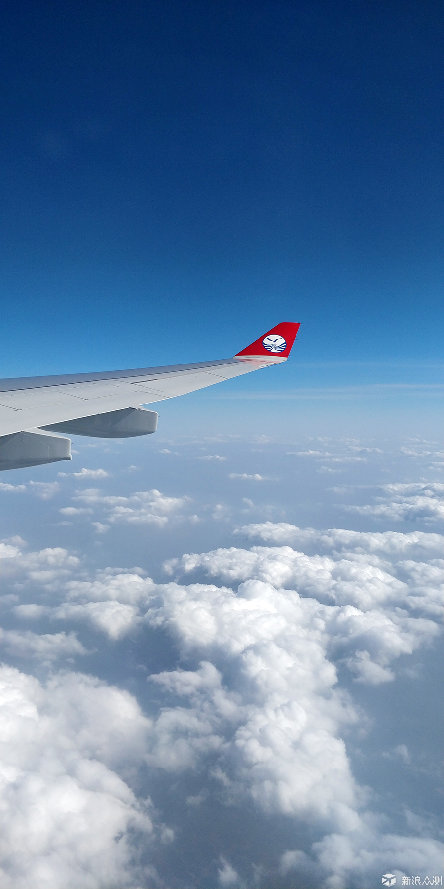 横竖构图,看飞机窗子的限制,及手机头尾调换获取不同的拍摄构图.