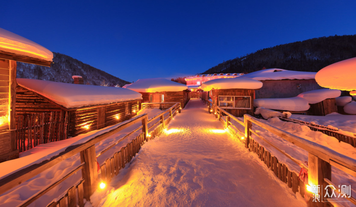 华灯初上,灯火通明,夜景中丰富的灯光和雪景形成很好的画面感.