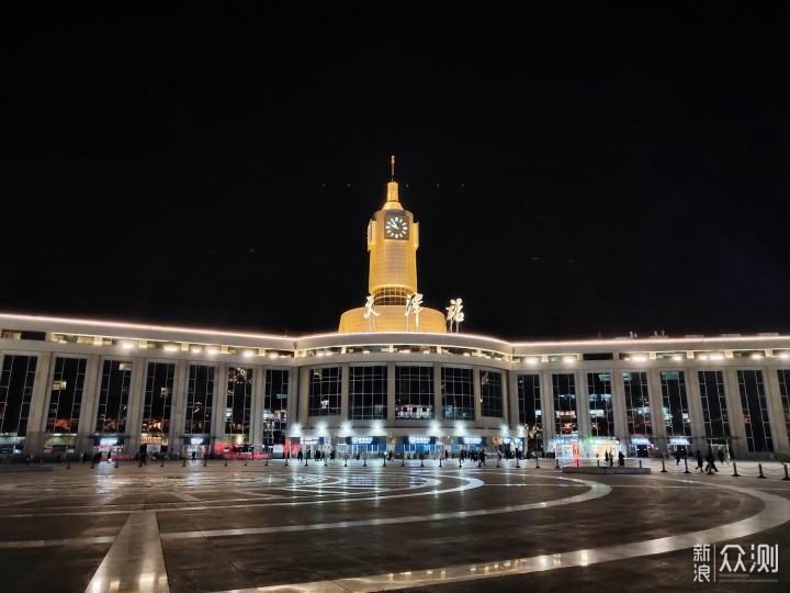 再分享几张周末去天津拍的照片,天津站津湾广场,流光溢彩.