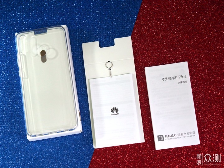 中层的纸盒中是手机保护套,卡针,保修卡和使用指南