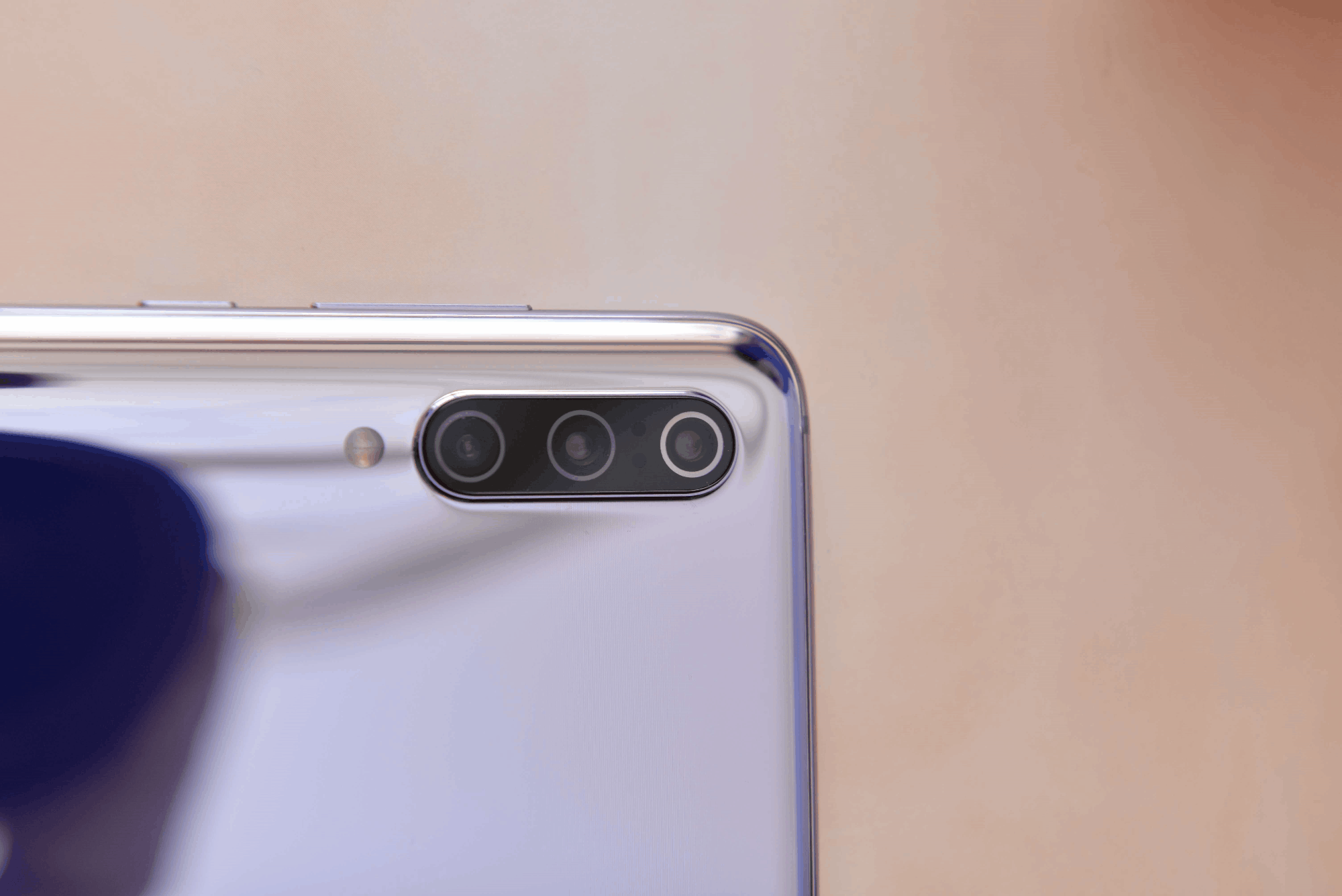 ▼不过摄像头突出的问题也确实严重,要比一般手机凸出来的多得多.